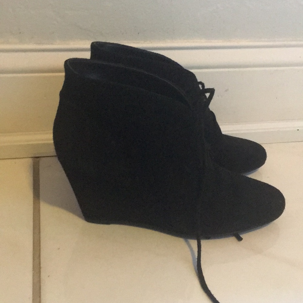 Black wedges